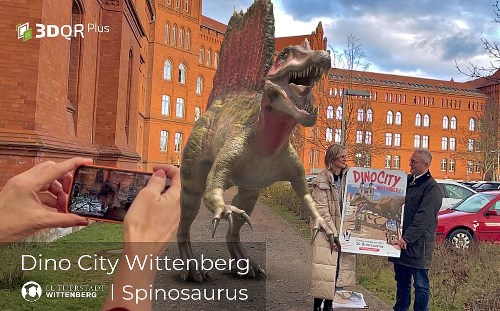 Da isser: Ein Saurier springt auf dem Parkplatz vor dem Wittenberger Neuen Rathaus herum. Weitere sollen im Februar folgen.