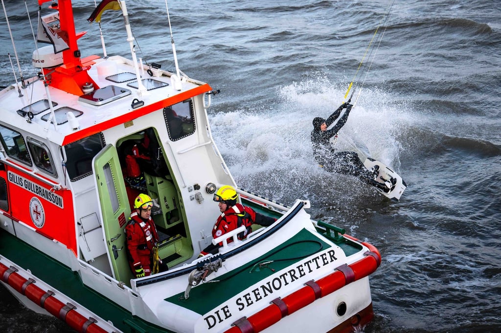 Ein Seenotrettungsboot und ein Seenotretter üben.