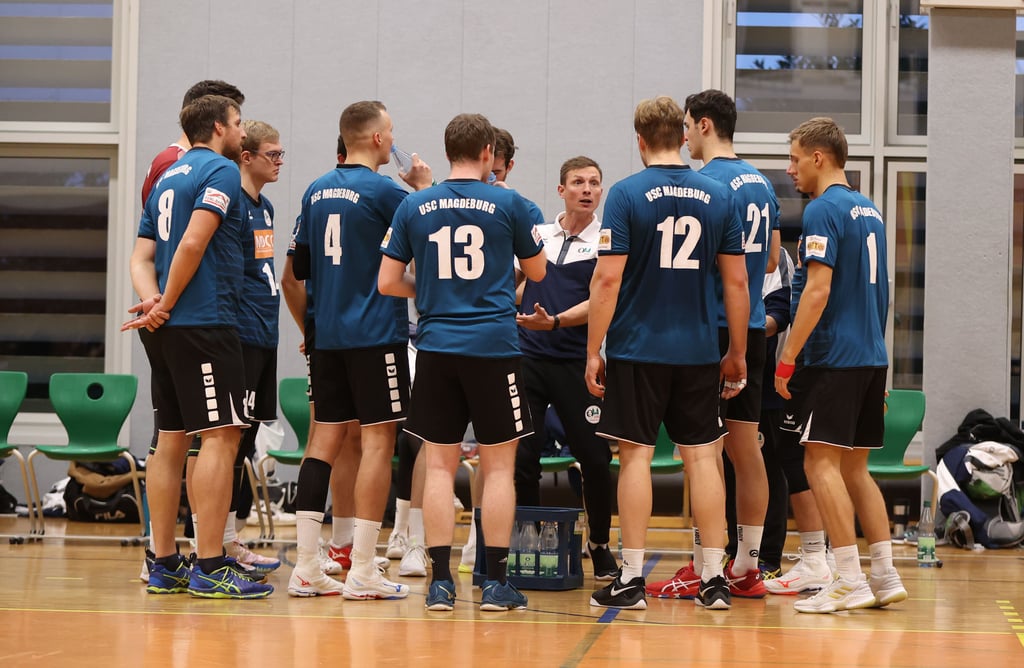 Dennis Raab (4. v. l.) motiviert nicht erst seit dieser Saison die USC-Männer. Doch erstmals als alleinverantwortlicher Coach.