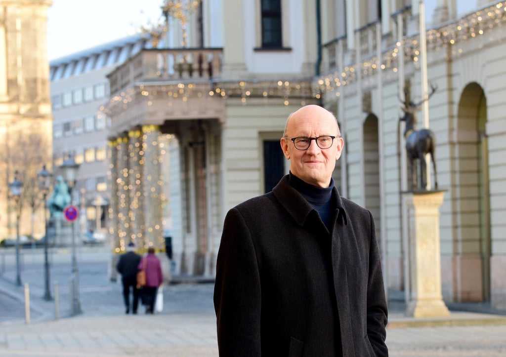 AfD-Fraktionschef Frank Pasemann vor dem Magdeburger Rathausportal. Drinnen fordert er eine konsequente Sparpolitik ein und beklagt rückblickend massive Ausgaben statt Reformen in der Niedrigzinsphase.