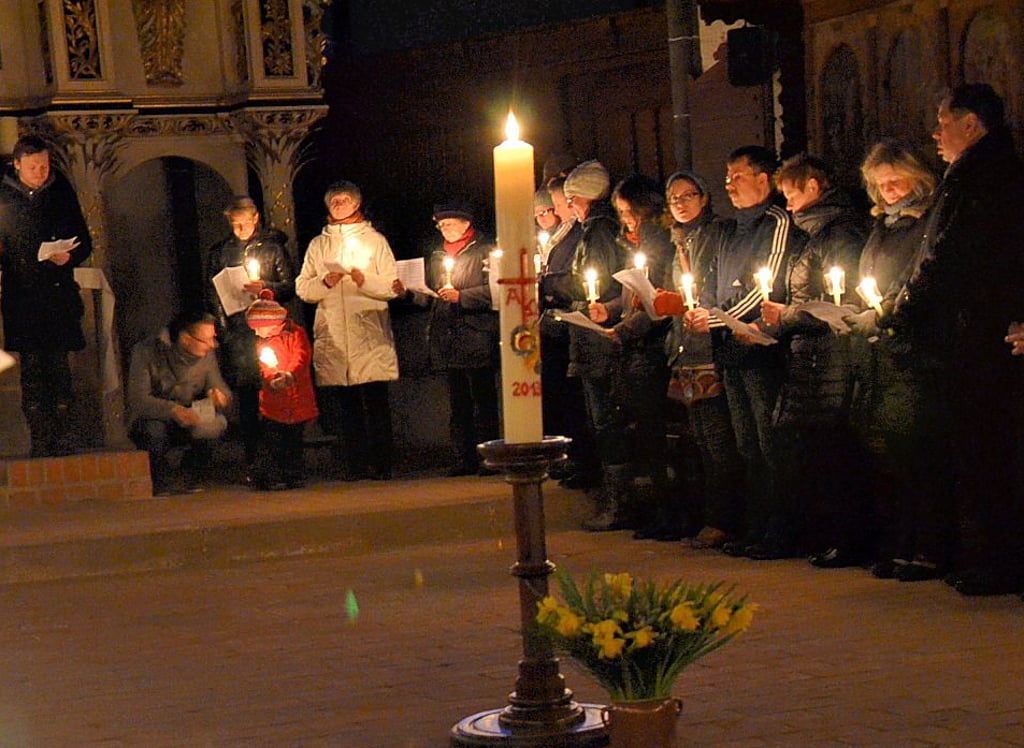 Eine Osternacht in St. Stephan. Während dieser ganz besonderen Atmosphäre werden auch Taufen vollzogen.