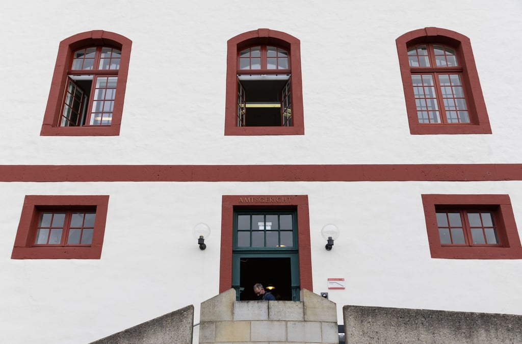 Blick auf das Amtsgericht Bad Iburg. Weil sie als amtliche Kontrolleure zwar von massiven Tierquälereien auf einem Schlachthof gewusst haben sollen, aber nichts dagegen unternommen haben, müssen sich zwei Tierärzte vor Gericht verantworten.