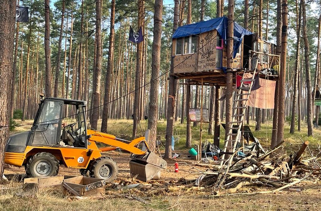 Der Landkreis Stendal und die Verbandsgemeinde Seehausen räumen das Protestcamp im Losser Forst