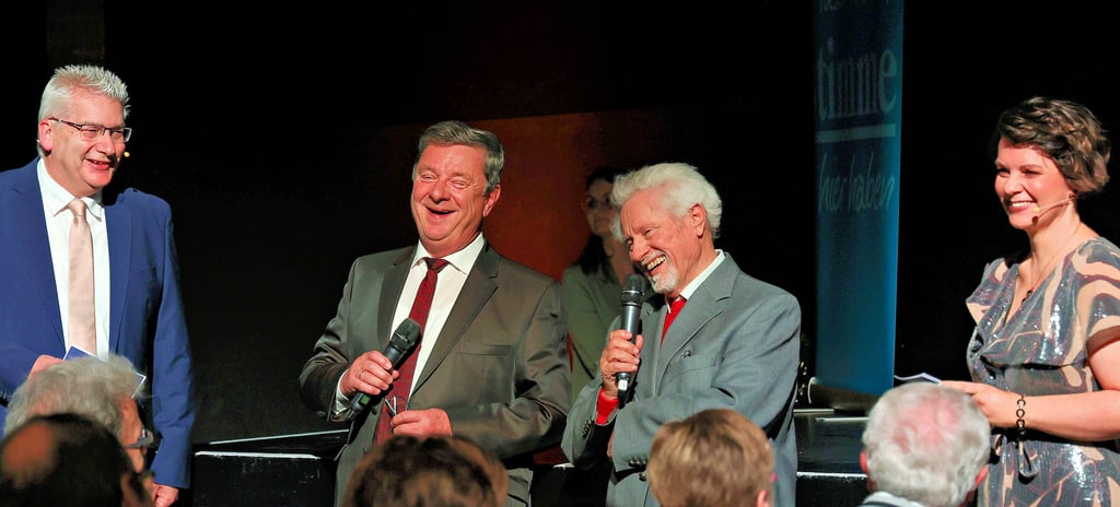 Rainer Schweingel (l.) und Anja Guse befragen die Alt-Oberbürgermeister Lutz Trümper (2. v. l) und Willi Polte bei der Ehrung der Magdeburger des Jahres 2022 im Alten Theater.