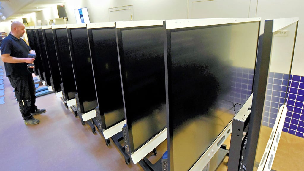 22 digitale Tafeln werden derzeit in der Adam-Olearius-Schule in Aschersleben aufgebaut und angeschlossen.