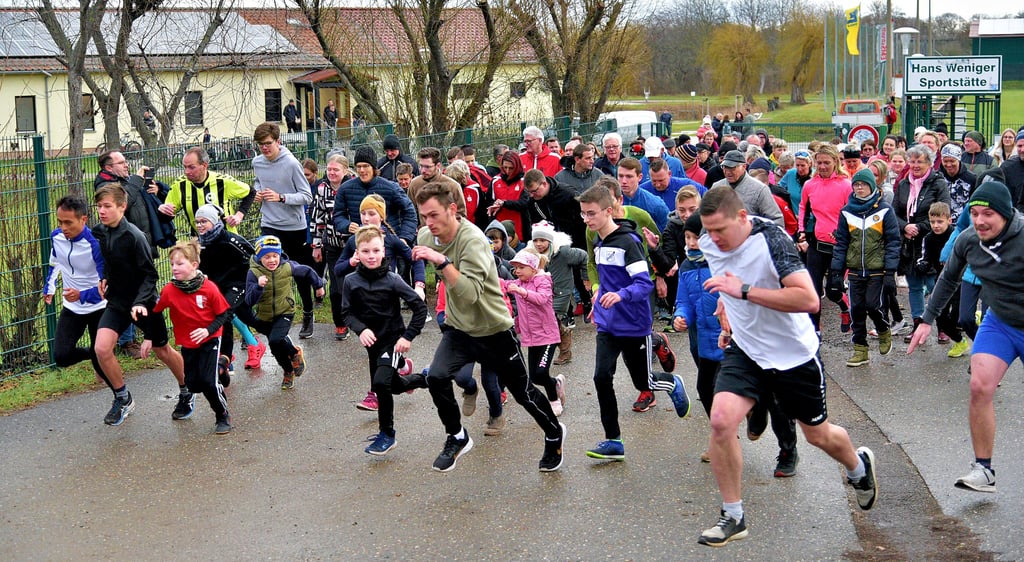 175 Läufer und Walker sind beim Silvesterkarpfenlauf am 29. Dezember am Kiesschacht in Güsten gestartet.