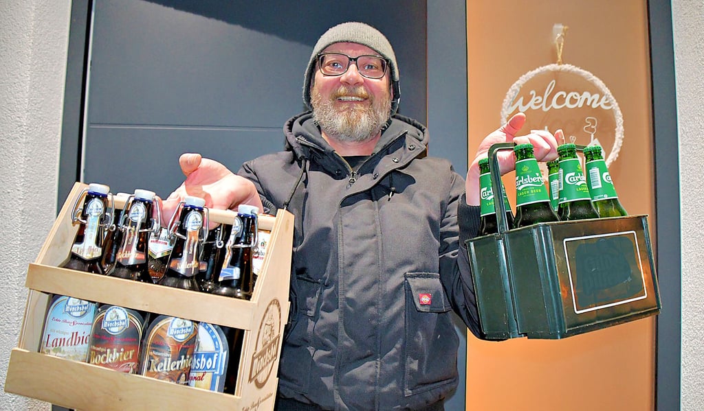 Der Mann von Welt trägt jetzt Männerhandtasche. Aber nicht nur als modisches Accessoire, sondern auch als praktischen Bier-Caddy. Jens Kusian besitzt gleich zwei dieser praktischen Handtaschen.