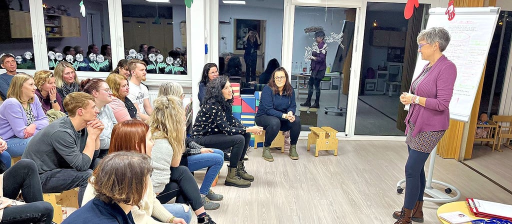 Informationsabend in der Kindertagesstätte „Friedrich Fröbel“ in Tangerhütte. Beziehungscoach Gabriele Bortz (rechts) kam mit Eltern ins Gespräch.