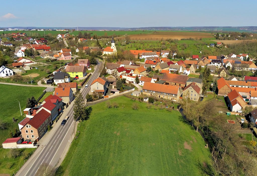 Derzeit führt die Bundesstraße 87/180 - hier in Richtung Naumburg - mitten durch Wethau. Eine Umfahrung würde zwar den Kern des Dorfes entlasten, stößt aber auf den Widerspruch der Bewohner der Ortsränder.