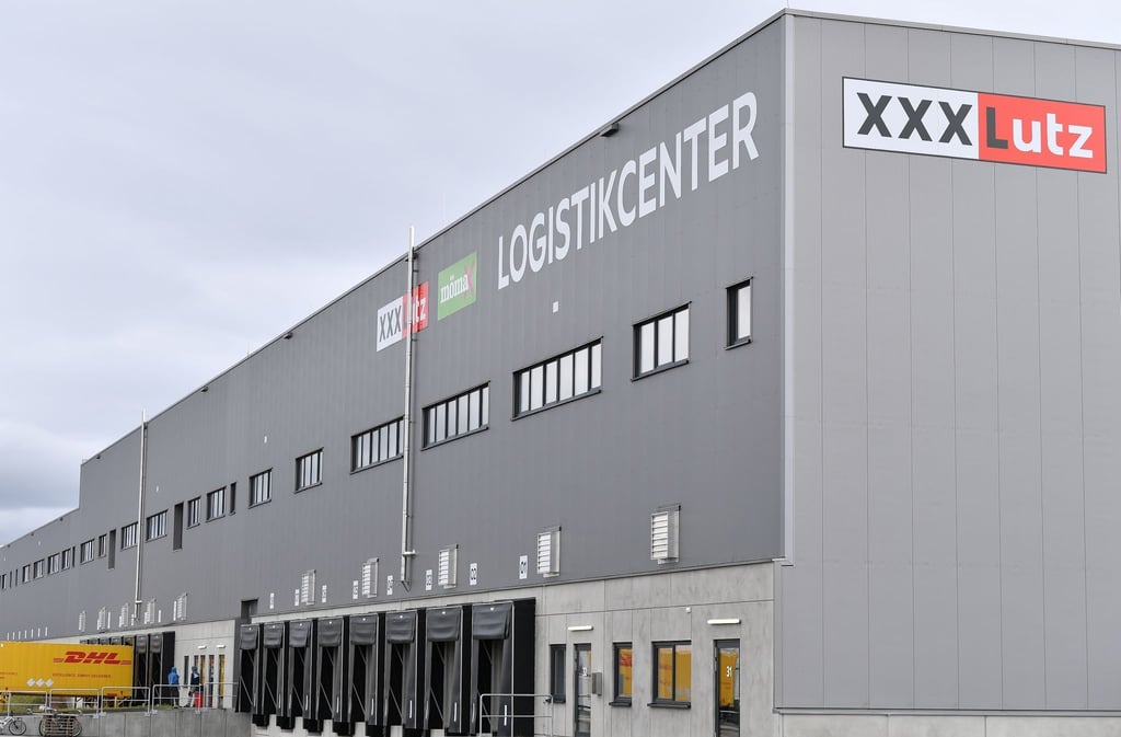 Zu sehen ist ein Logistikcenter des Familienunternehmens "XXXLutz" aus Österreich.