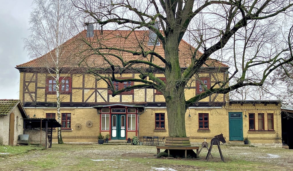 Es kennen sicher alle Hausneindorfer: das ehemalige Pfarrhaus. Familie Linsen hat es gekauft, renoviert und lebt gerne im Haus und dem Ort.