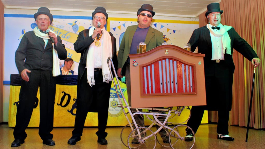 Die Bänkelsänger Andreas Mathiebe, Michael Boße, Ralph Braune und Olaf Steinecker (von links) mit ihrem Leierkasten sind aus dem Programm nicht wegzudenken. Michael Boße und Ralph Braune haben jetzt aber ihre Posten an der Vereinsspitze abgegeben.