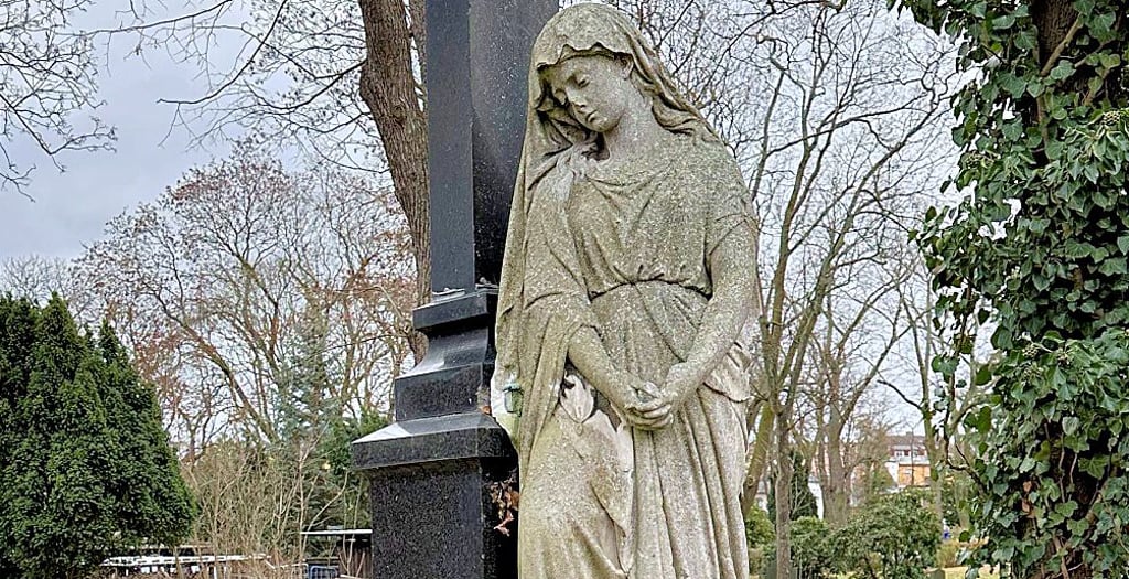 Die Grabstätte von Familie Flickschu mit der trauernden Frau auf dem reformierten Friedhof in der Burger Kirchhofstraße.