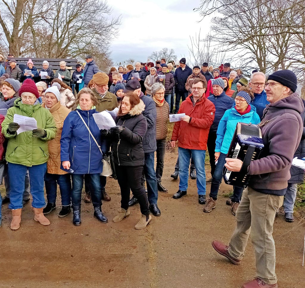 Am Dreikönigstag wurde auf beiden Seiten der Elbe gesungen, nämlich an der Fähranlegestelle in Ronney und Barby. Insagesamt kamen mehr als 250 Sangesfreunde und trällerten über den Fluss hinweg – unter anderem „Hoch auf dem gelben Wager“ oder „Auf der Reeperbahn nachts um halb eins“.