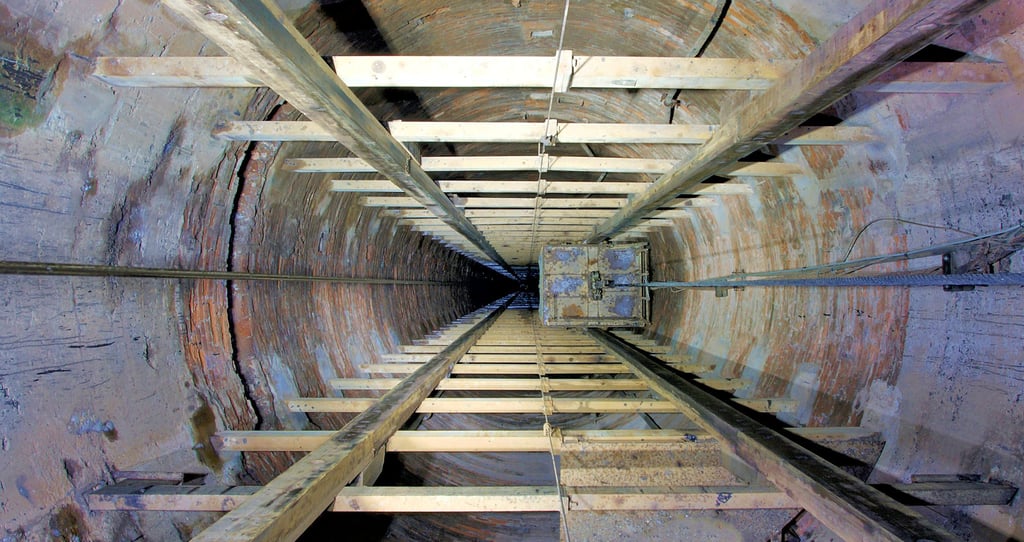 Blick in die Röhre des Röhrigschachts. Sie ist bis zum tiefsten Punkt, dem sogenannten Schachtsumpf, 293,7 Meter lang.