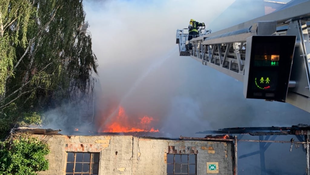 Die Feuerwehr bei Löscharbeiten in der Alten Tabakfabrik in Glauzig.