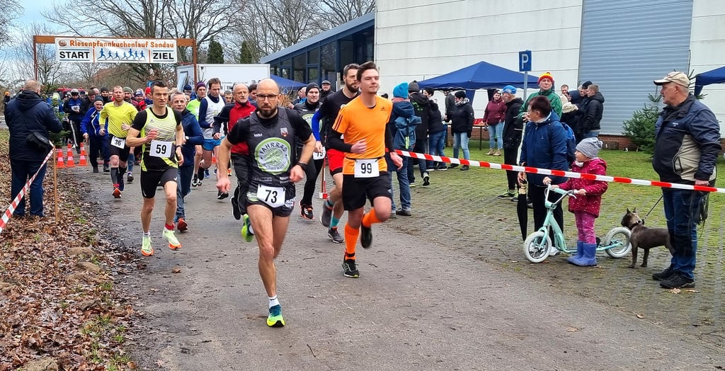 Cheforganisator Marian Buhtz hat das Startzeichen für alle Teilnehmer gegeben – auf geht’s. „Pünktlich“ dazu setzte Regen ein, der sich zum Glück aber nicht allzulange hielt. Zwischendurch schien dann sogar einmal die Sonne.