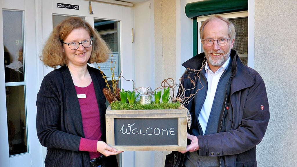 Antje Lawson und Ulrich Paulsen heißen die Hospizgäste vor dem bisherigen stationären Gebäude in Stendal willkommen.