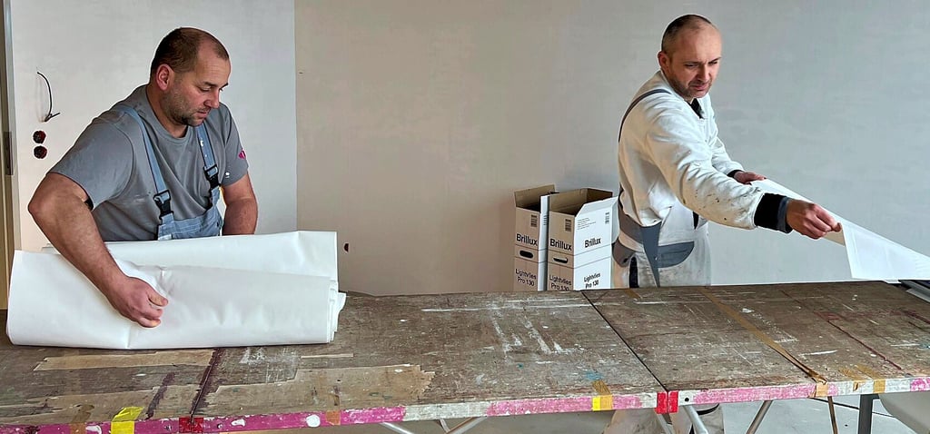 Enrico Schulz und Stefan Zimmermann, Mitarbeiter des Malerfachbetriebs Schmidgunst & Herrmann, können sich über mehr Lohn und eine Inflationsausgleichsprämie freuen.