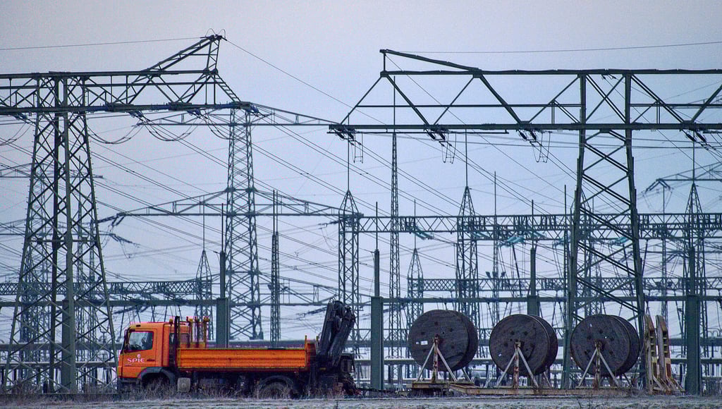 Ein Lastwagen liefert Kabeltrommeln an die Baustelle am Umspannwerk Wolmirstedt. Dort wird für den Suedostlink eine Stromrichterstation gebaut.