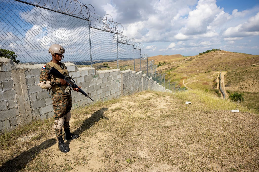 Ein dominikanischer Soldatwacht am Grenzzaun zu Haiti.