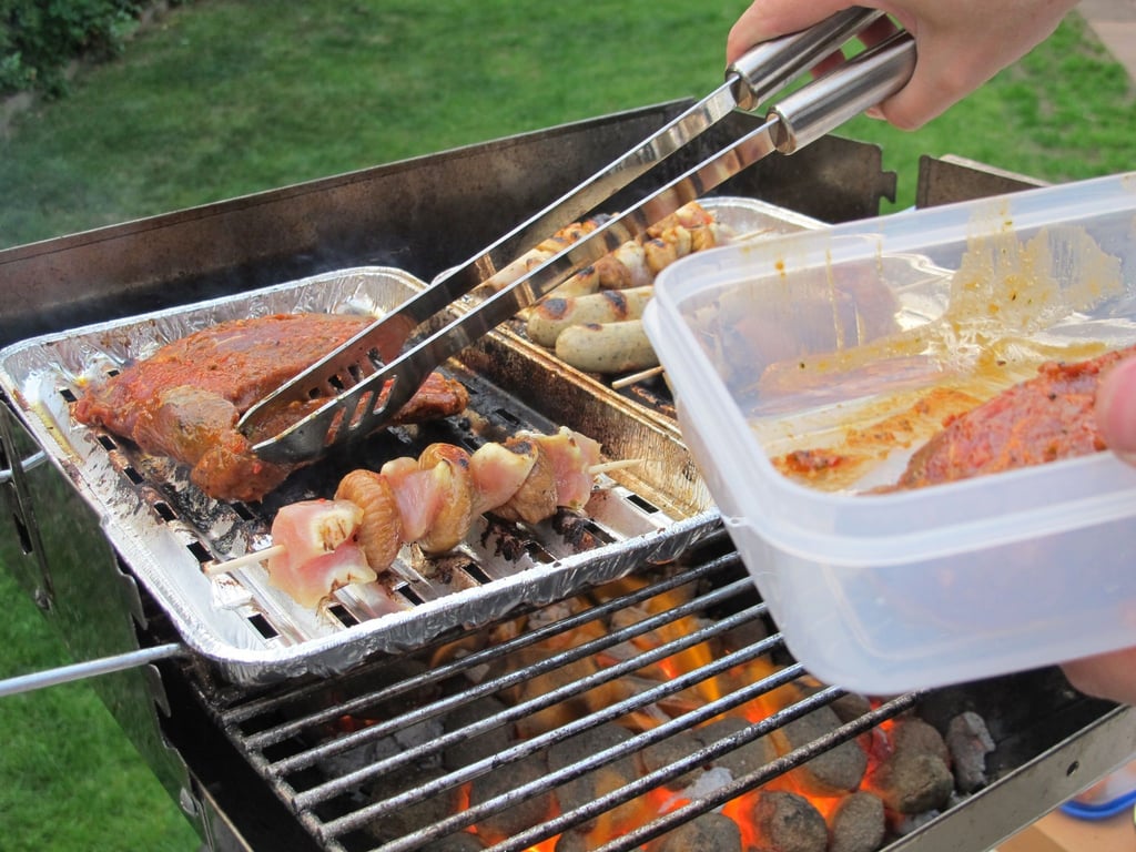 Beim Grillen mit Aluschalen sollte man erst später würzen, damit kein Aluminium in die Speisen übergeht.