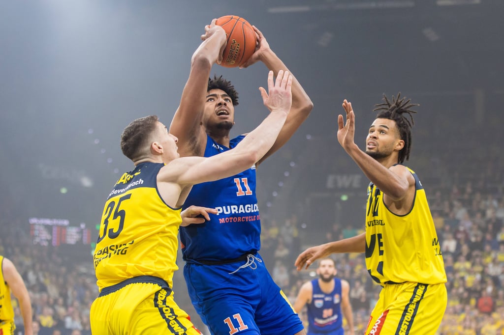 MBC-Profi Kostja Mushidi im Duell mit zwei Oldenburgern.