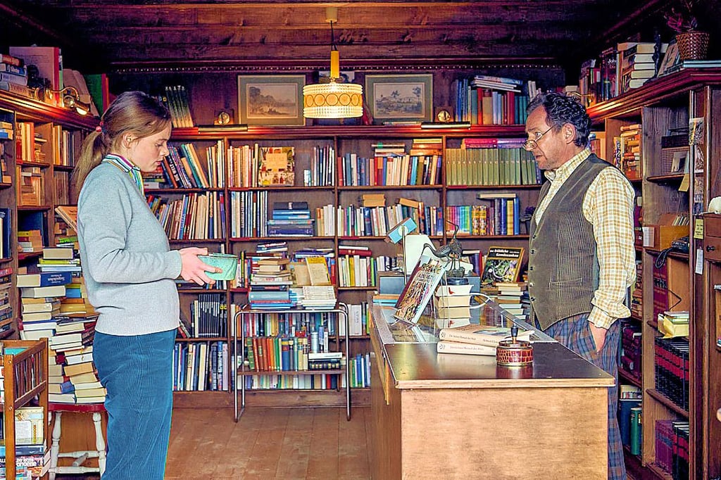 Luise (Luna Wedler) und ihr Chef Herr Rödder (Thorsten Merten) in der Buchhandlung