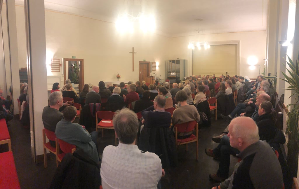 Volles Haus beim „Montagsgespräch“ in der Paulusgemeinde: Auch ohne den kurzfristig ausgeladenen Gast gab es zwei Stunden Dialog.