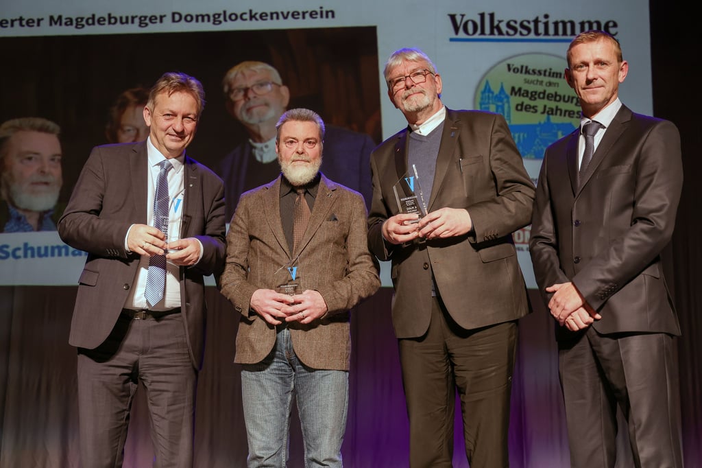 Andreas Schumann, Johannes Sattler und Martin Groß (von links) nahmen für den Domglockenverein die Auszeichnung entgegen. Volksstimme-Redakteur Ivar Lüthe (rechts) gratulierte.