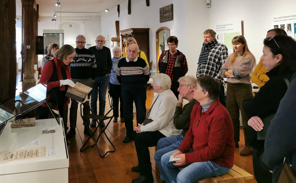 Antje Reichel, Leiterin des Prignitz-Museums in Havelberg, zeigte den Besuchern Zeugnisse jüdischer Geschichte in der Region.