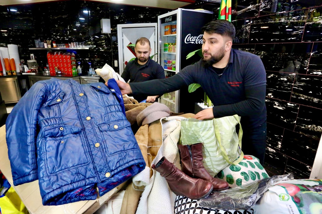 Ali Abdulraman (links) und Recep Cagritekin sortieren die Winterkleidung für den Hilfstransport im „Berlin Döner“ Bernburg.