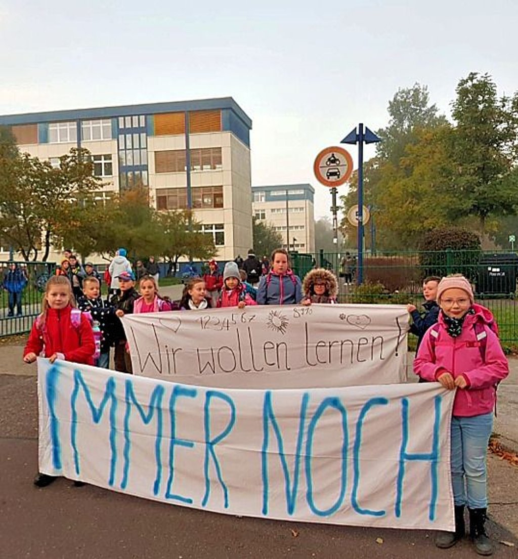 Im Herbst hatten die 2. Klassen mehrfach protestiert, weil sie keine Lehrer hatten.