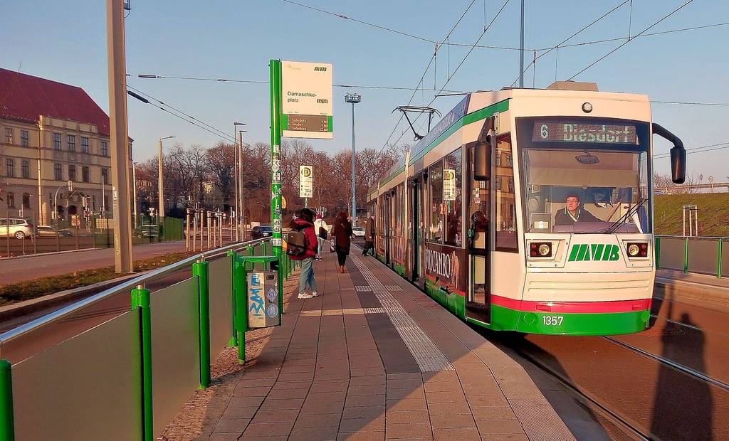 An der Haltestelle Adelheidring in Magdeburg fehlen die Wartehäuschen. Abhilfe ist in Sicht.