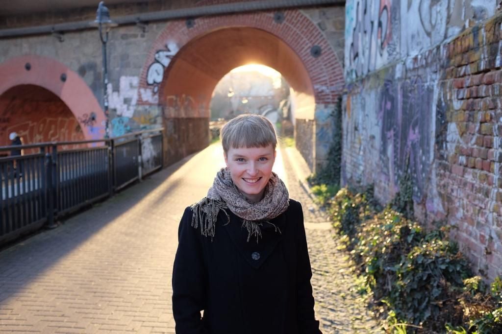 Hanna Henke ist Vikarin in der Johannes-Gemeinde und gestaltet dort im Luthersaal die Wohnzimmerkirche zum Valentinstag.