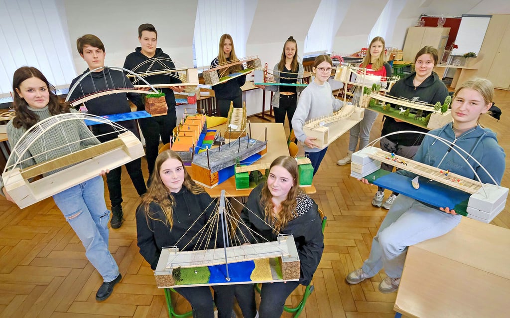 Nils, Liam, Clara, Katja, Finja, Paula, Amélie (hinten, v.l.n.r.) sowie Pia, Marie, Louise und Mia (vorn, v.l.n.r.) haben in ihren Klassenstufen die ersten bis vierten Plätze belegt. Ihre Brückenmodelle sollen in Magdeburg die Landesjury überzeugen.