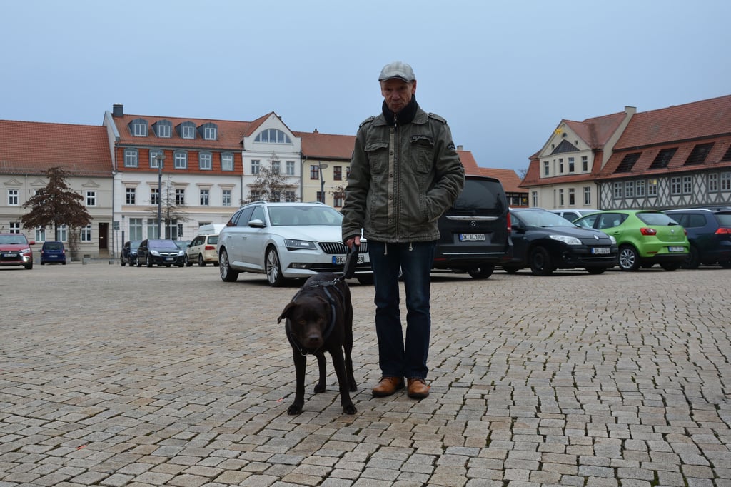 Für Gerd Arndt aus Haldensleben gehört Hündin Kira zur Familie. Auch die Kosten für den Notfalldienst würde er bereitwillig bezahlen.