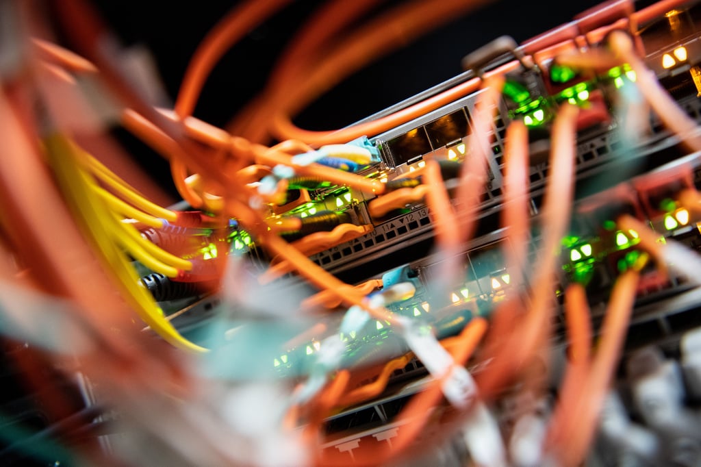 Damit die Daten ihren Weg durch das Gewirr des Internets finden, brauchen sie eindeutige Adressen. Top-Level-Domains wie .de sind in diesen ein wichtiger Bestandteil.