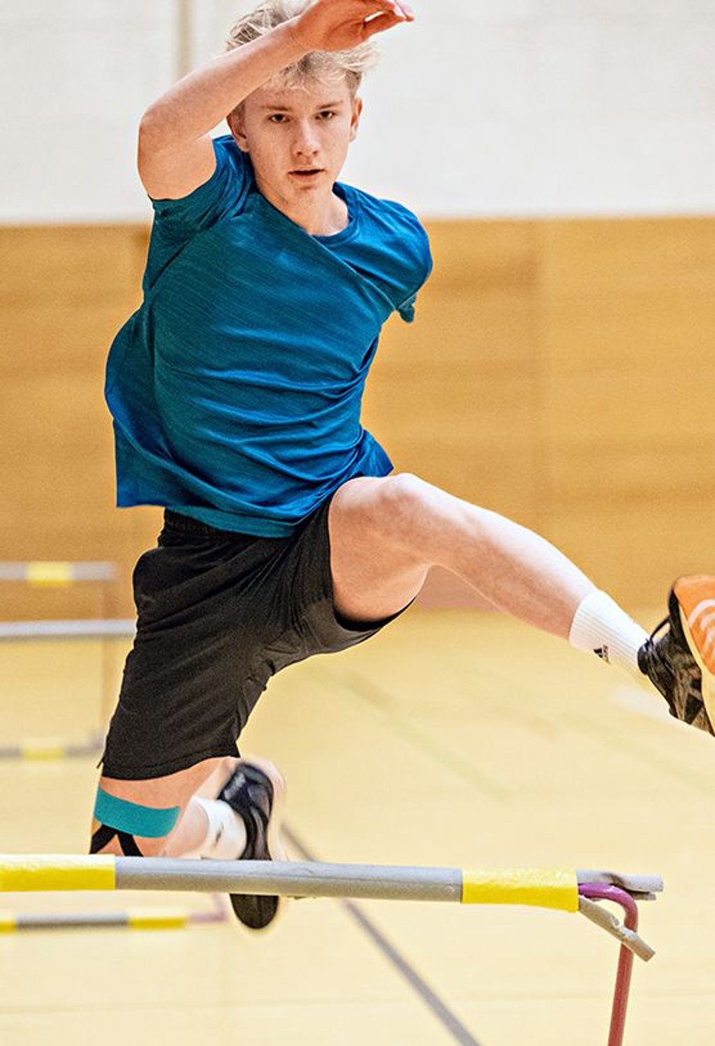 Kevin Heinze beim Hürdenlauf am Donnerstag in Jessen.