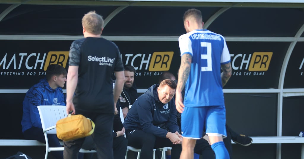 Eigentlich sollte Luc Castaignos im Test 60 Minuten spielen, aber nach 53 musste Trainer Christian Titz (vorne sitzend) ihn rausnehmen.