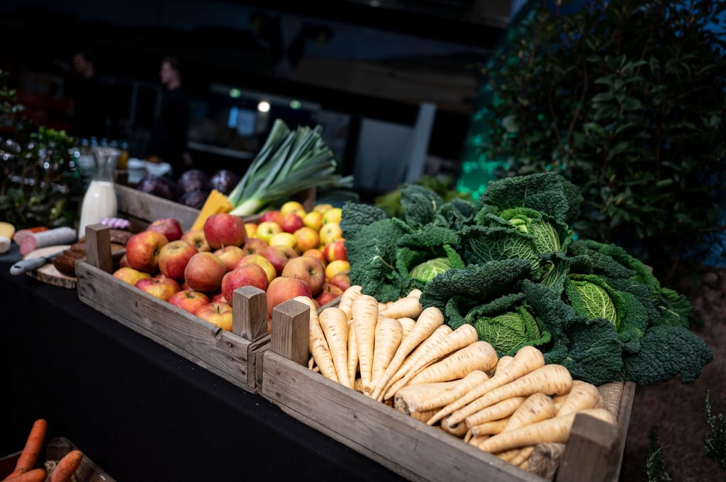 Obst und Gemüse liegt vor der Eröffnung der Grünen Woche in Holzsteigen an einem Stand.