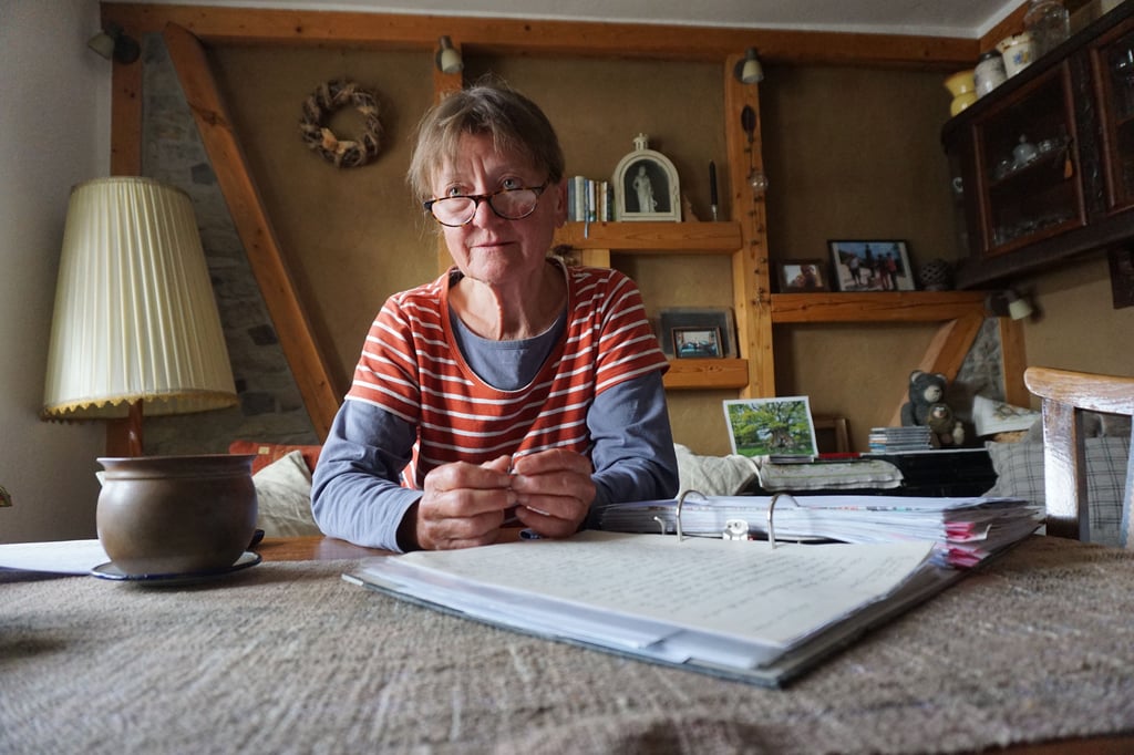 Chronik eines langen Kampfes: Gerlinde Lukatsch hat alle Briefe und Mahnungen des Beitragsservice abgeheftet. Nach neun Jahren hat sie dutzende Schriftstücke angesammelt.