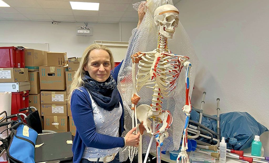 Dina Maurer, Leiterin der Johanniter-Pflegeschule Stendal, im Umzugschaos. Das Lehrskelett ist schon aufgebaut.