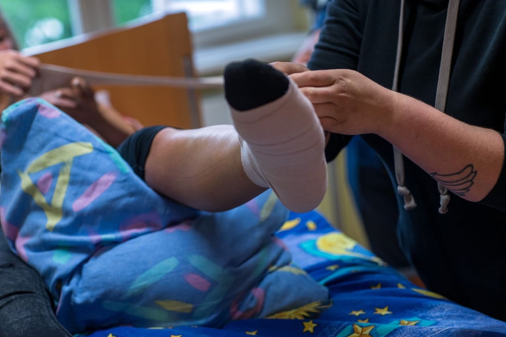 Einen Thrombose-Verband richtig anlegen: Auch das lernen Azubis während der dreijährigen Ausbildung zur Pflegefachperson.