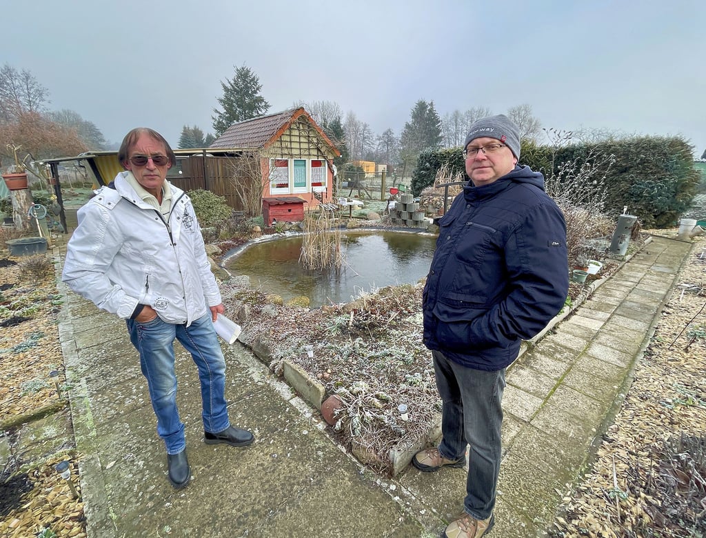 So schön kann man es sich in Möckern machen: Roland Blumoser und René Katzur in einem der schon belegten Gärten in der Gartensparte "An der Wourth".