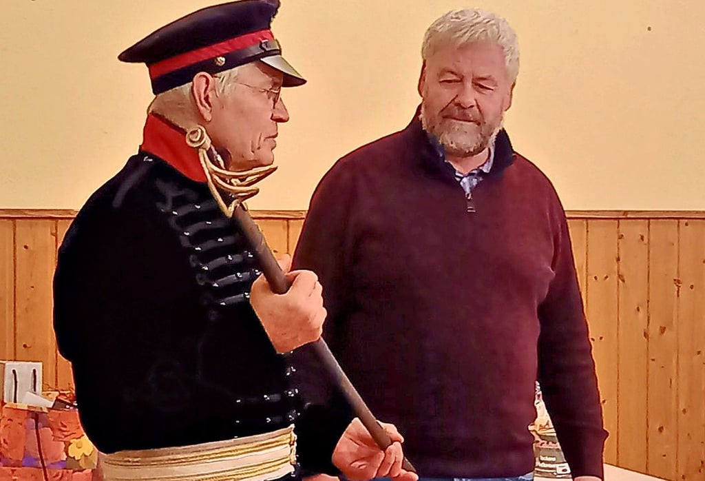 Thomas Merbt (links) überreicht einen französischen Säbel an Heimatvereinschef Andreas Weihe in Abbenrode.