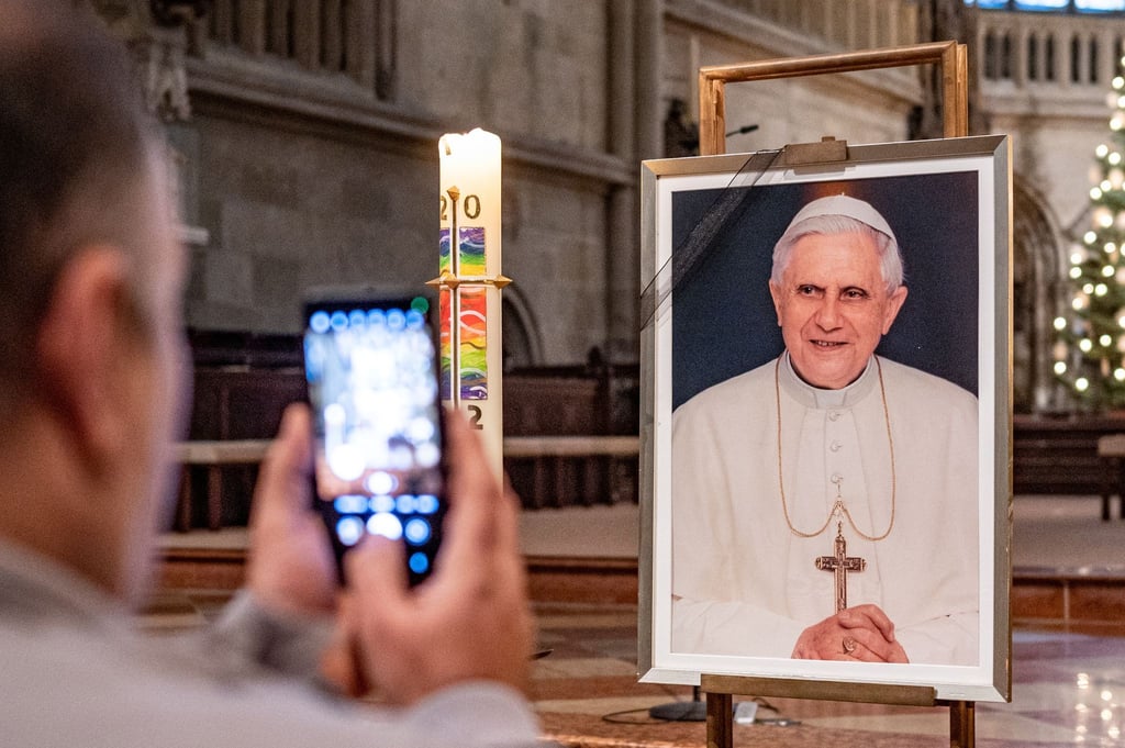 Ein Bild mit dem emeritierten Papst Benedikt XVI. steht im Dom St. Peter in Regensburg.