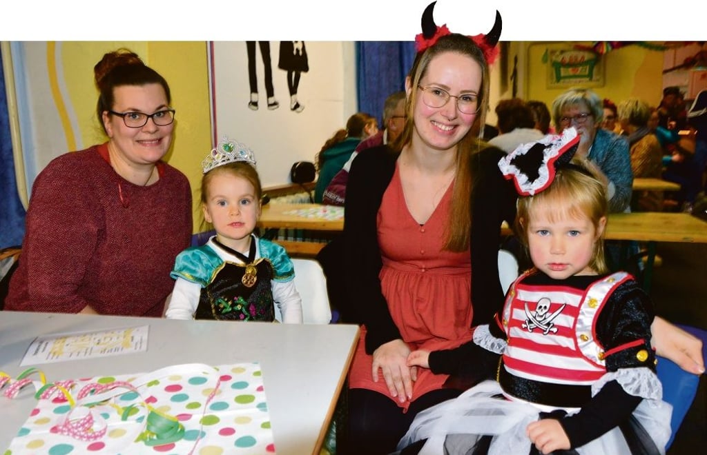 Mutti Isabell (von links) mit Töchterchen Josefine (3) und Maria mit Merle (3) freuen sich auf den Kinderkarneval in Kakerbeck. Die beiden Mädchen sind als Kakerbecker schon Fans der Kakerbecker Karneval Gesellschaft.