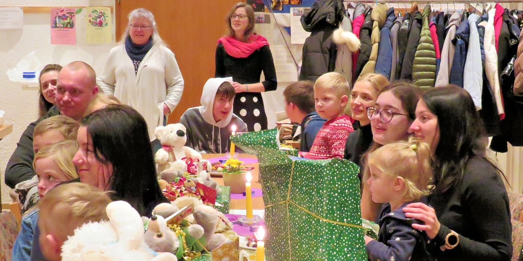 Frohe Gesichter: Die Bescherung von Kindern und Eltern ukrainischer Familien, die vor dem Krieg geflohen sind und jetzt in Biederitz leben, haben der gemischte Chor Gerwisch, die Flüchtlingshilfe Biederitz und das Kirchspiel Biederitz organisiert.