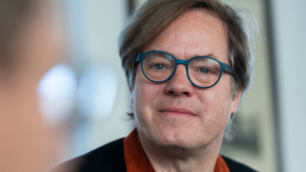 Jan Vogler gibt ein Interview.